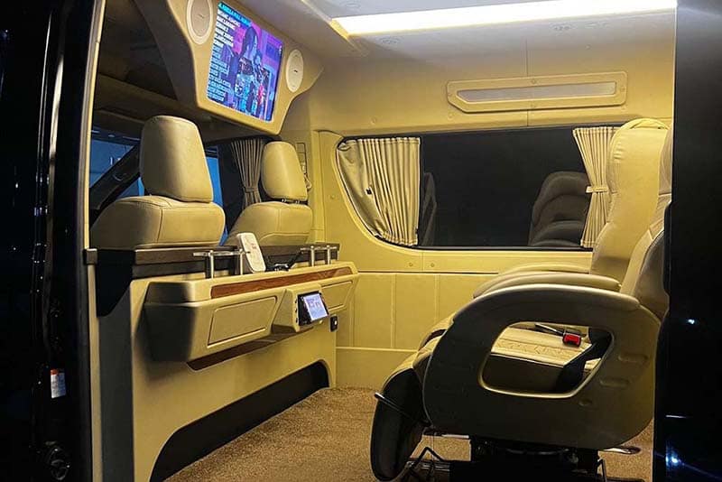 Sewa Hiace Luxury Premio